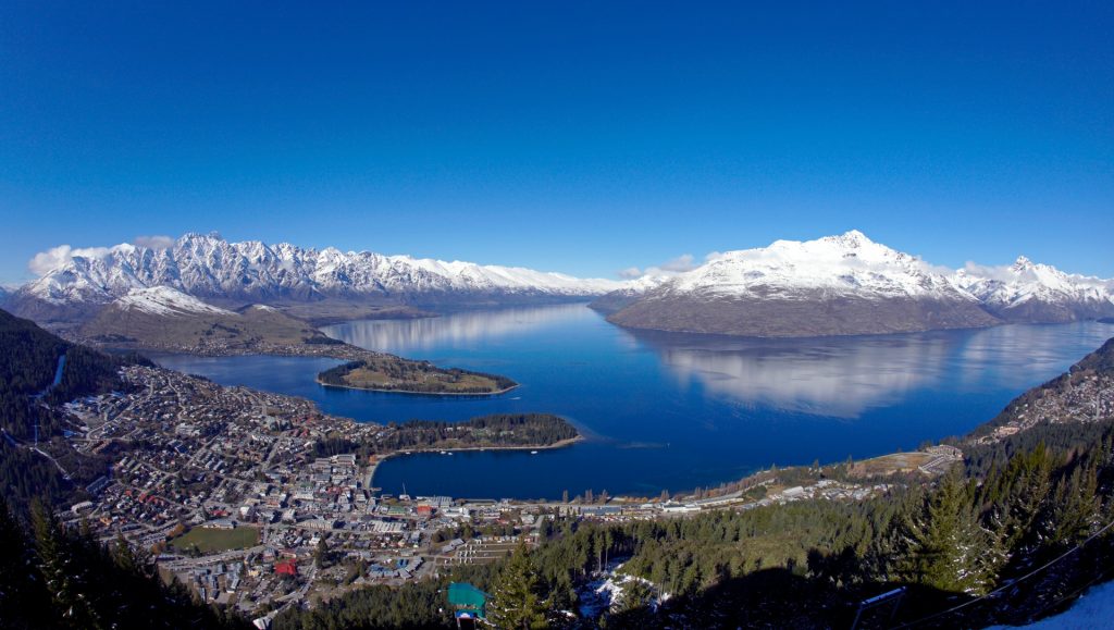 Winter scene in the snow, Queenstown. New Zealand. - FlexiToursNZ